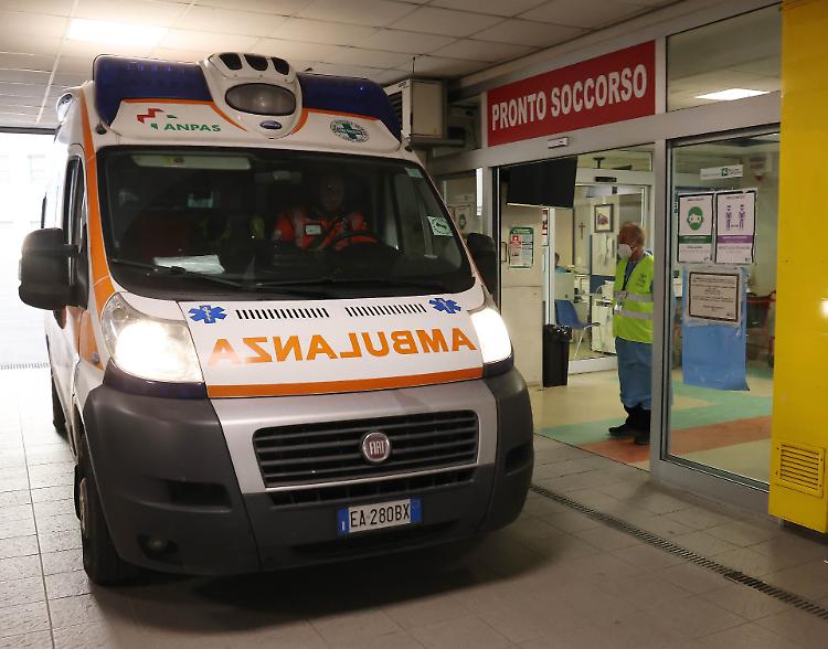 Cade a terra mentre va a scuola