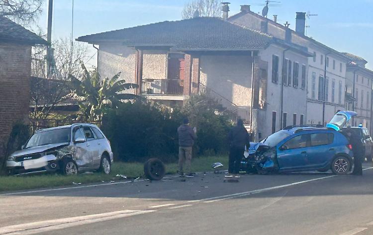 Scontro frontale sulla Padana inferiore