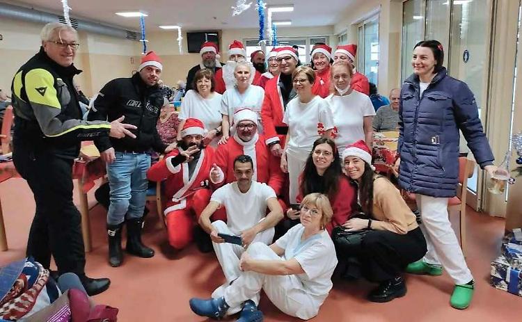 Santa Claus in moto porta doni ai nonni