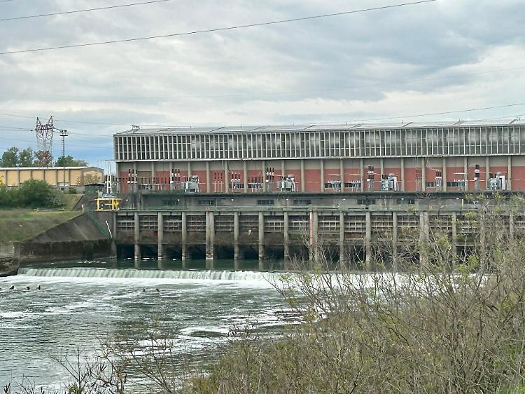 Situazione tesa alla centrale idroelettrica di Isola Serafini