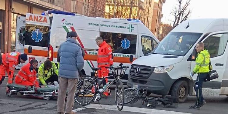 Ciclista investita e trasportata all’ospedale