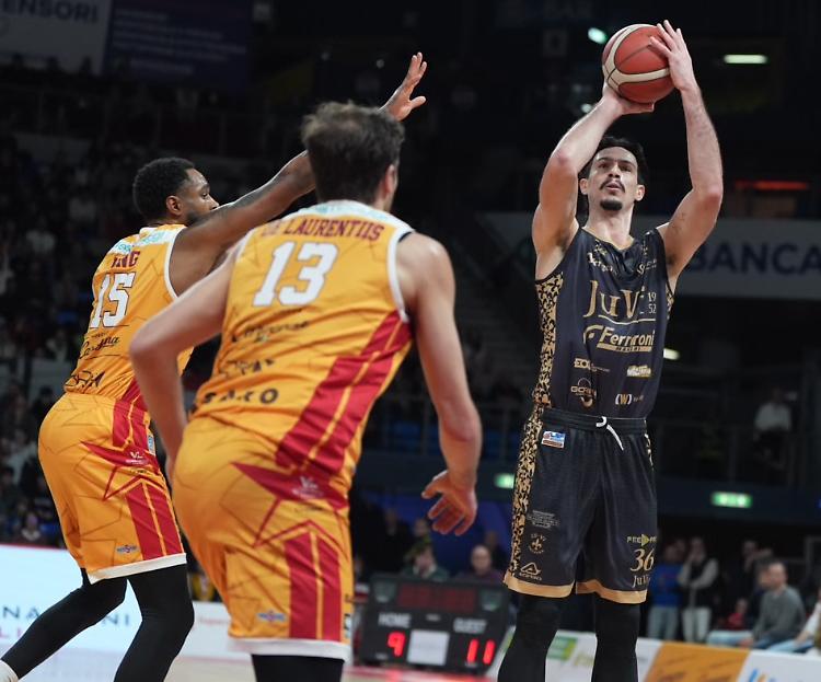La Juvi lotta, ma a Pesaro non basta