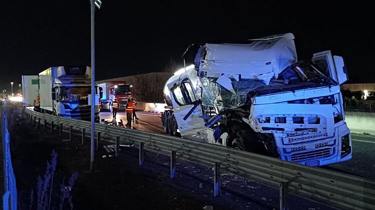Violento tamponamento tra due camion sulla Paullese, feriti e disagi