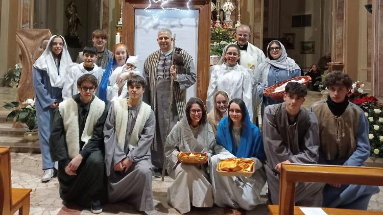 Natale, il presepe vivente nella chiesa di San Bernardino