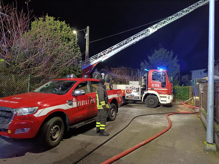 Incendio nella canna fumaria, distrutta parte del tetto di una palazzina