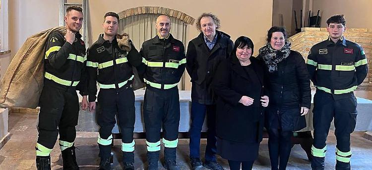 I vigili del fuoco con i piccoli di ‘Agnese’