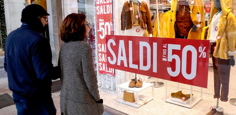 Saldi alle porte, il debutto nei negozi il 4 gennaio