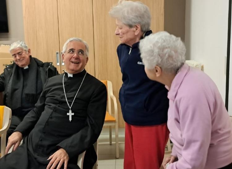 Il vescovo Napolioni in visita a Cremona Solidale