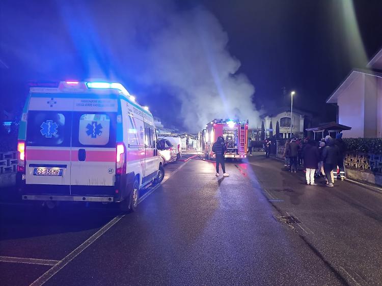 Prende fuoco il garage di una villetta a schiera: danni ingenti