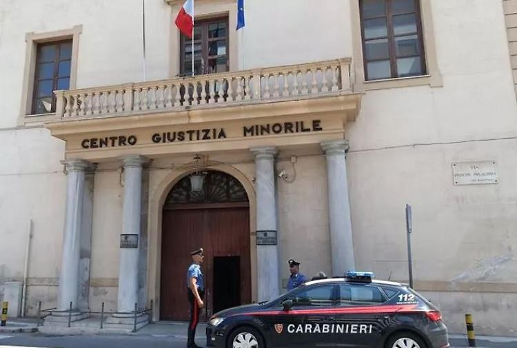 Estorsione al padre che s'uccide, 16enne arrestata col fidanzato