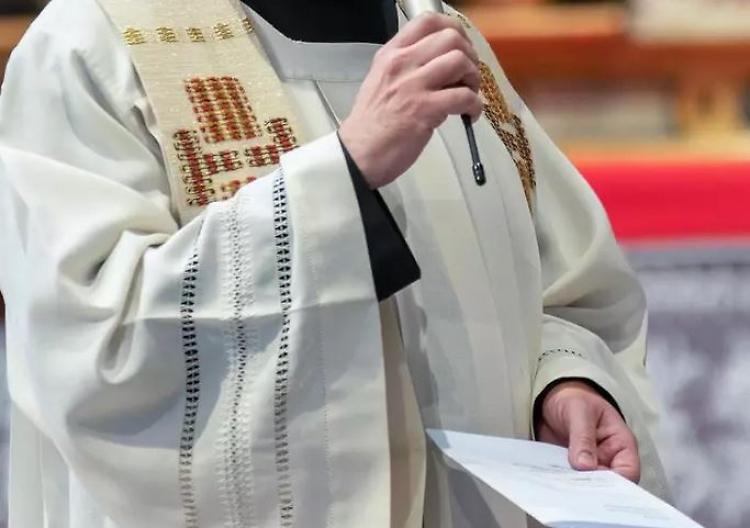 Lascia il marito per il parroco, che si autosospende 