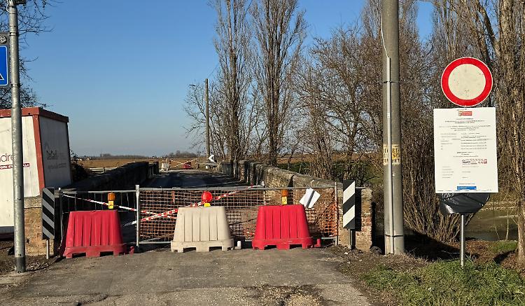 Il ponte è chiuso: «E i lavori non partono»