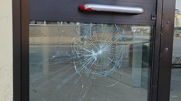 Vandalo alla tabaccheria di via Matteotti, danneggiata la vetrina