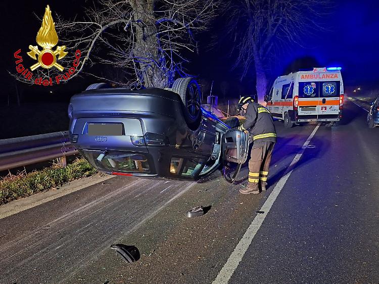Scontro tra due auto in via Brescia, una finisce la sua corsa ribaltandosi