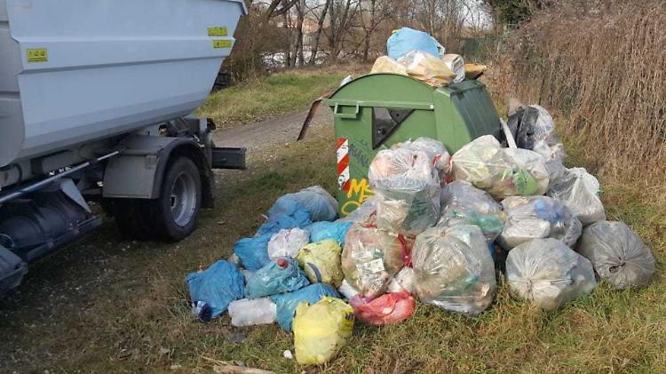 L'Adda invasa dai rifiuti, mezza tonnellata di immondizia raccolta