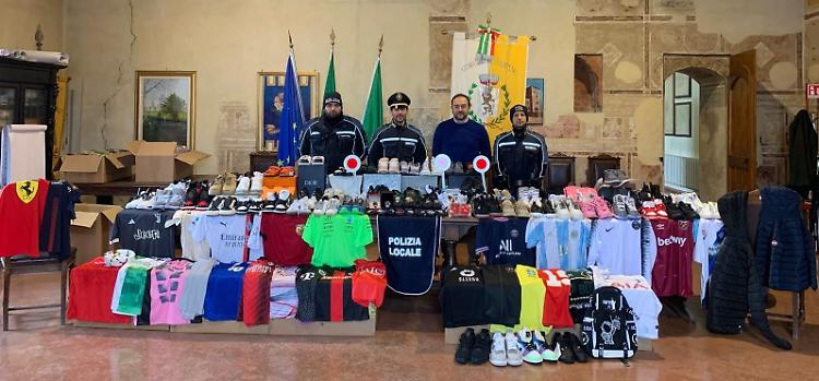 Operazione anti-abusivismo: sequestrati oltre 230 articoli contraffatti