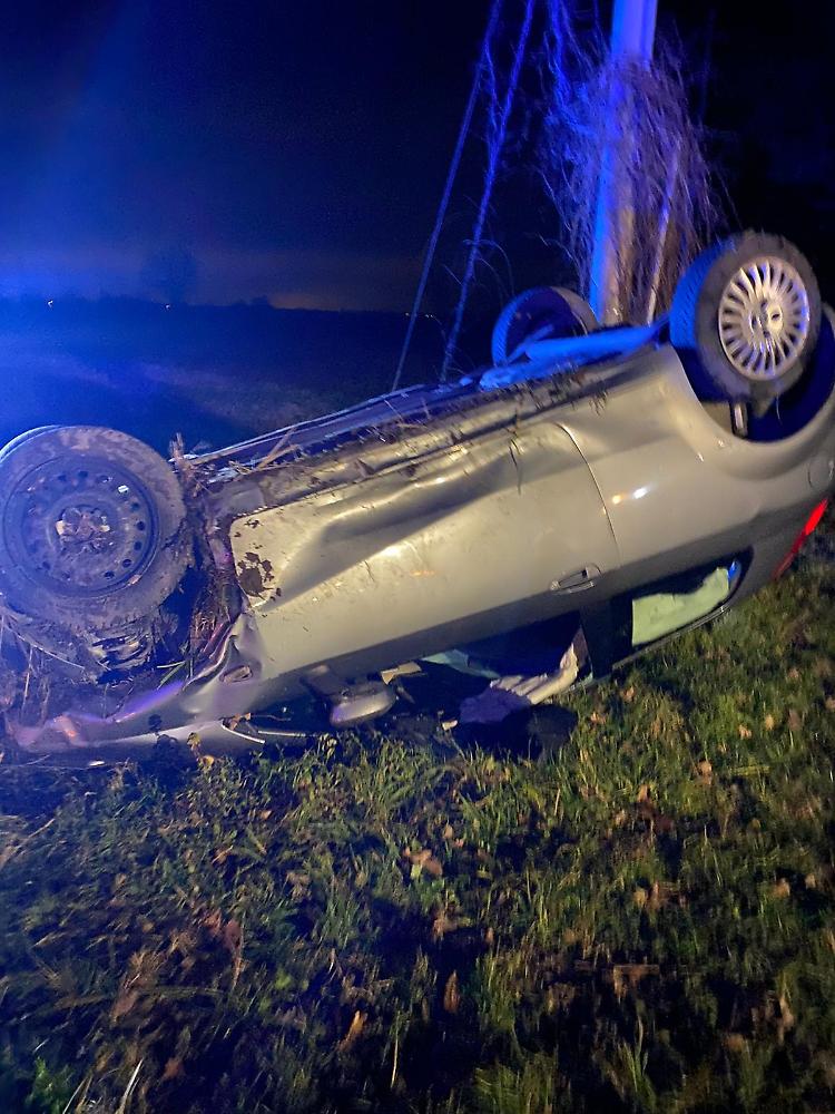 Perde il controllo dell'auto e si ribalta in un campo