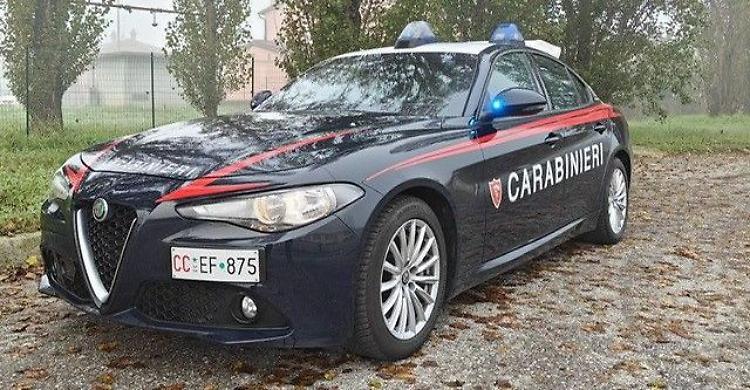 Alza troppo il gomito e va fuori strada