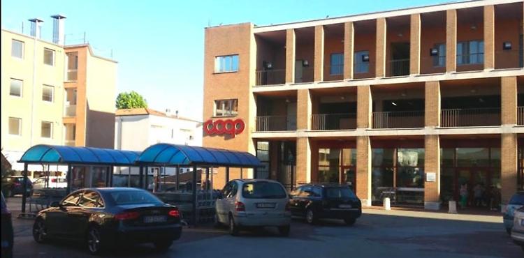 Fanno la spesa nei supermercati senza pagare: 