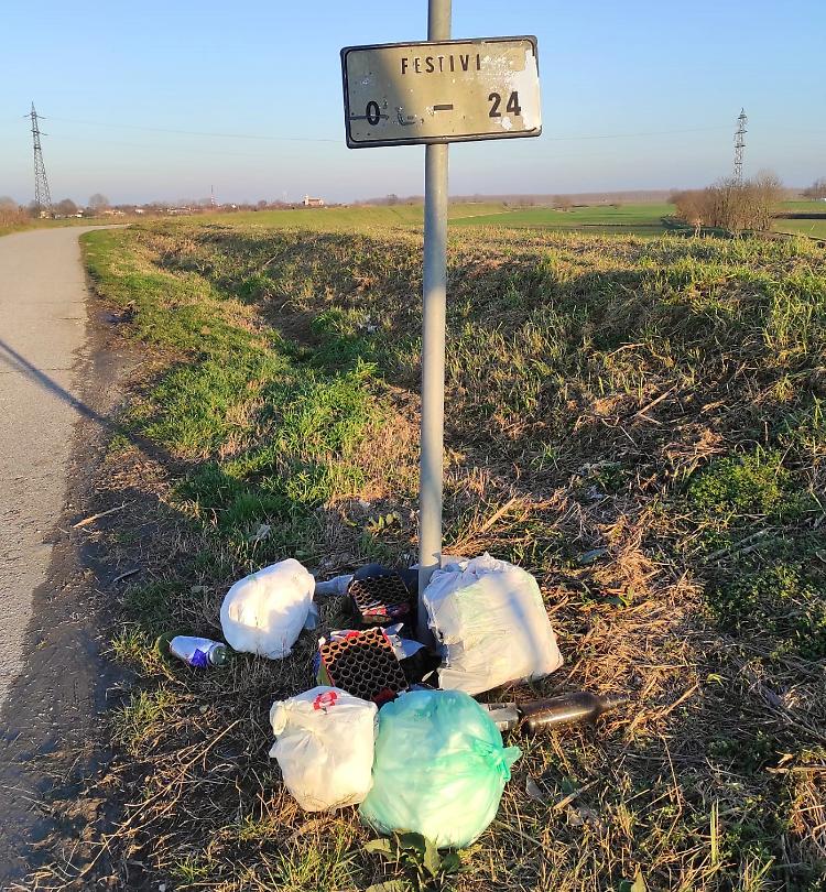 Rifiuti scaricati all’imbocco dell’argine