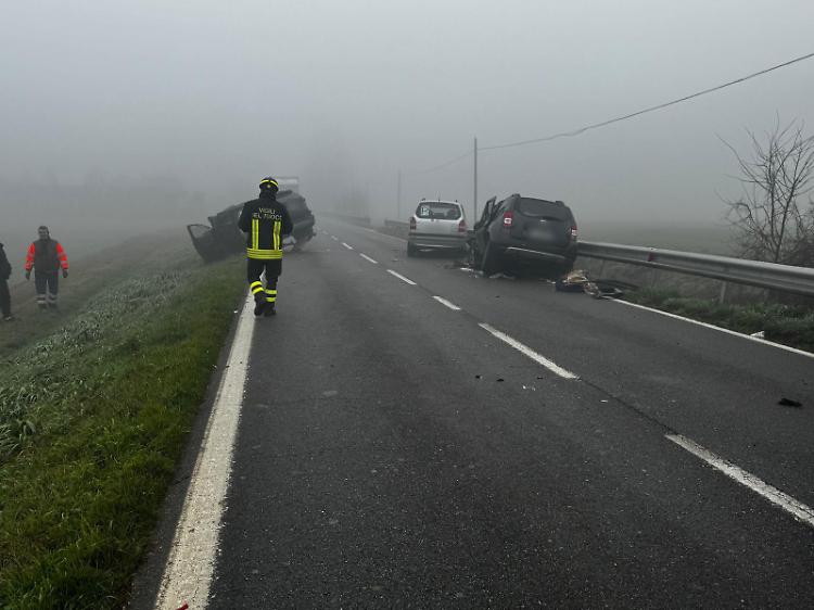 Schianto con quattro veicoli convolti: tre feriti