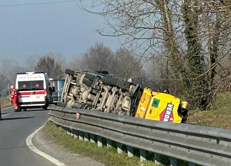 Camion ribaltato sulla strada provinciale all’altezza di Regona, 52enne ferito