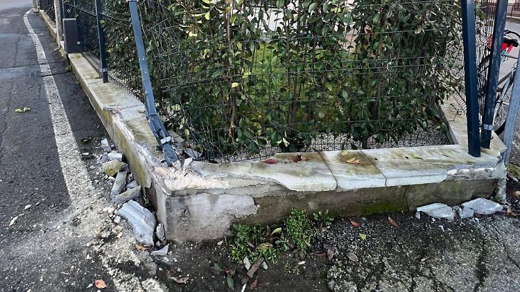 Muretto distrutto da un camion, i residenti: «Non siamo al sicuro»