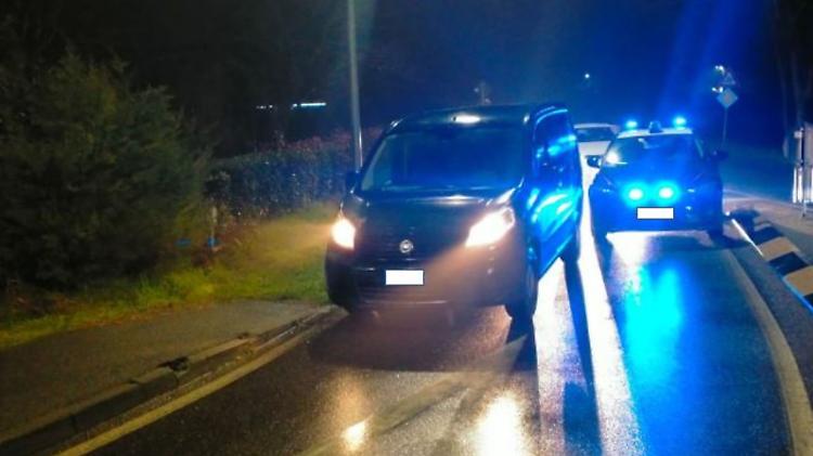 Furgone rubato trovato in strada col motore acceso