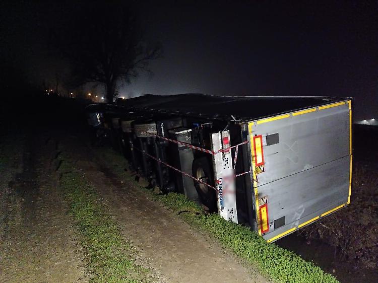 Errore indotto dal navigatore, autoarticolato finisce fuori strada