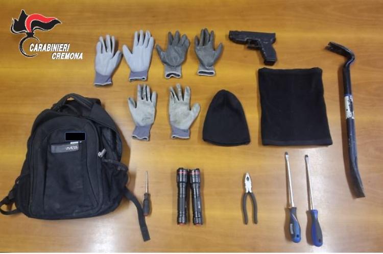 I carabinieri  bloccano quattro uomini con arnesi da scasso: denunciati