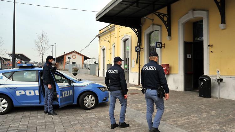 Scazzottata davanti alla stazione, un ferito lieve