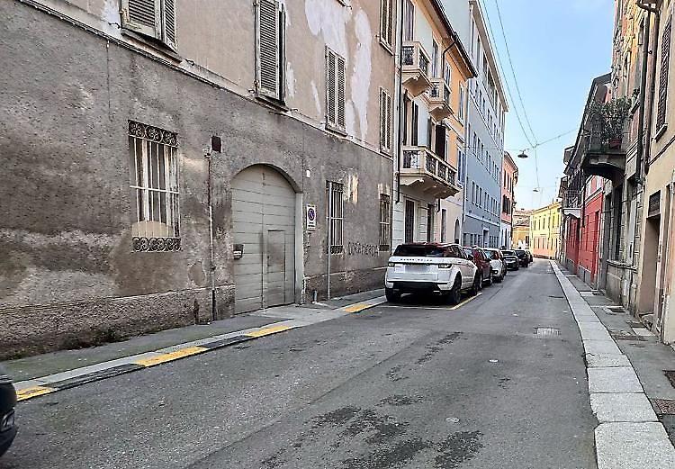 L’auto in divieto di sosta ‘prigioniera’ in deposito