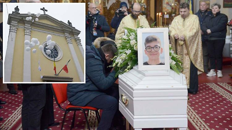 L'ultimo saluto a Luca Barba:  tutti in piedi intorno al feretro