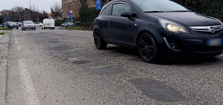 Via Picco senza pace: prima lo smog, ora le buche