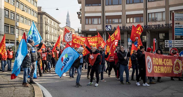 Sciopero, metalmeccanici in lotta per il contratto: «La trattativa si deve riaprire»