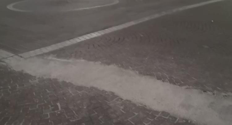 Colata di cemento al posto dei sampietrini