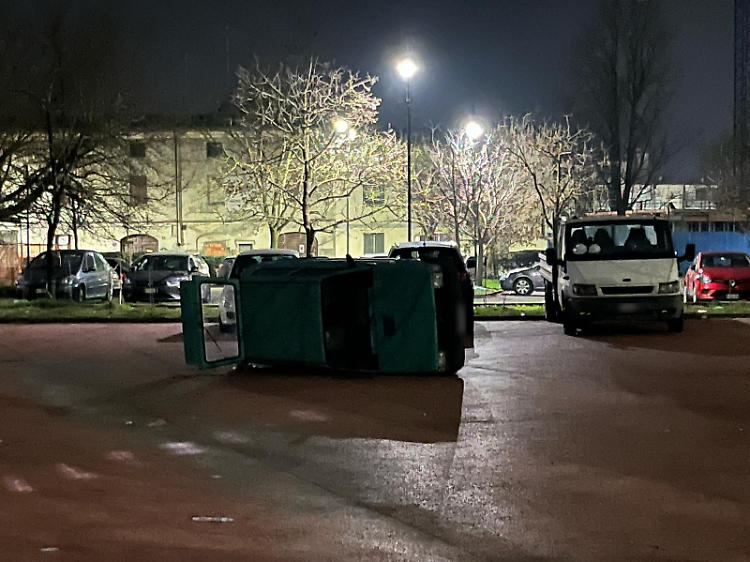 Auto ribaltata nel parcheggio dell'Arena Giardino
