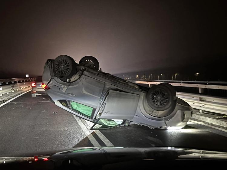 Scontro frontale sul ponte:  macchina si cappotta