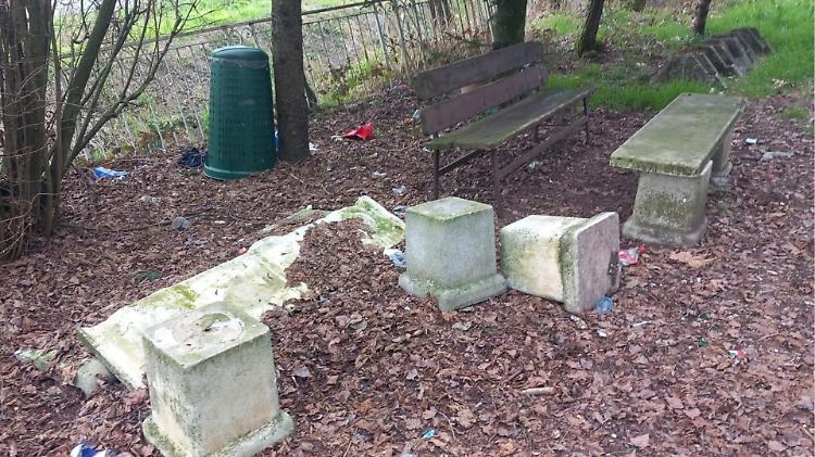 Vandali, panchine distrutte alla santella mariana