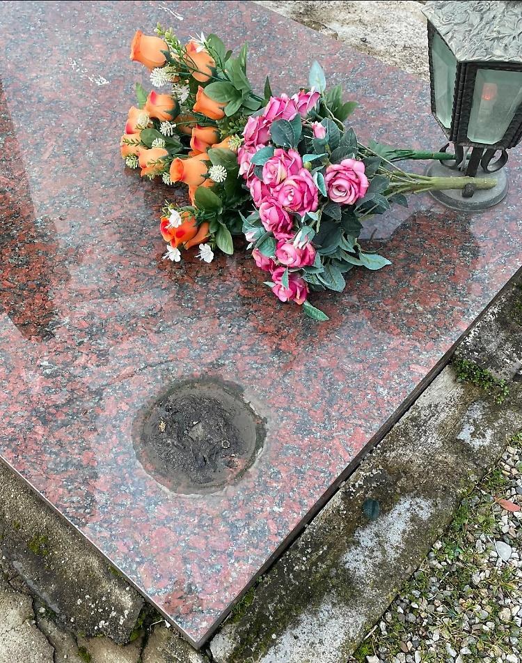 Furti di vasi in bronzo al cimitero: indignazione e amarezza