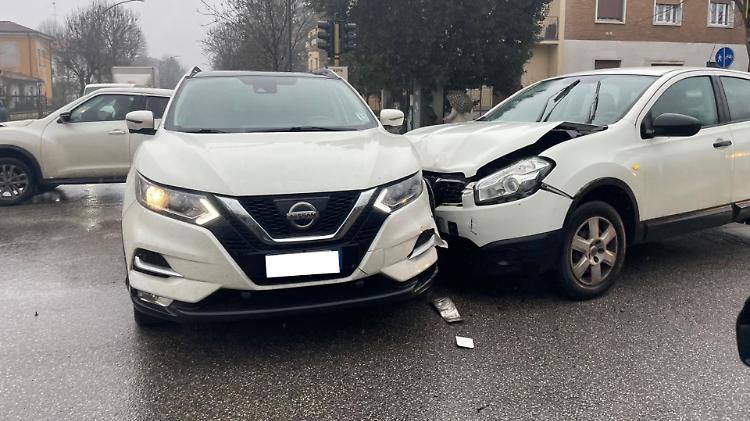 Scontro tra due auto in viale Po