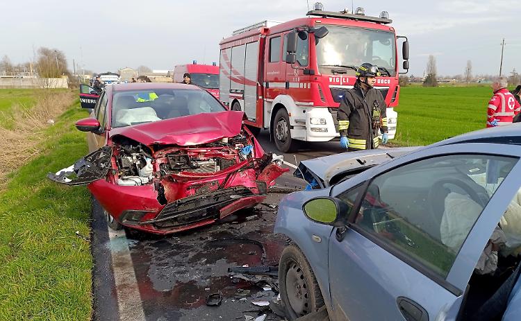  Scontro frontale tra auto: in 2 all’ospedale