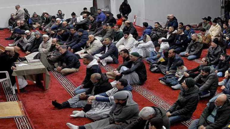 Ramadan, subito in 200 per ascoltare il Corano
