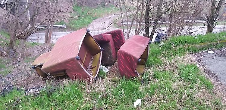  Rifiuti abbandonati, le campagne soffocate dal degrado