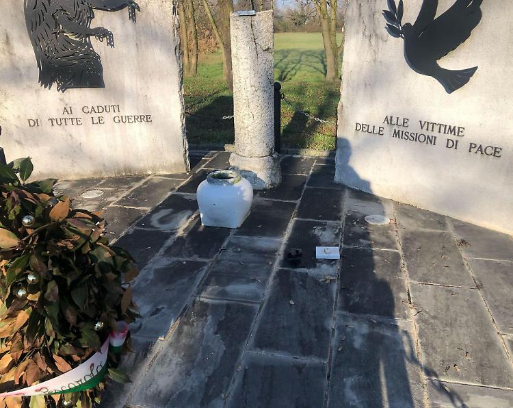 Monumento ai Caduti nel mirino dei vandali