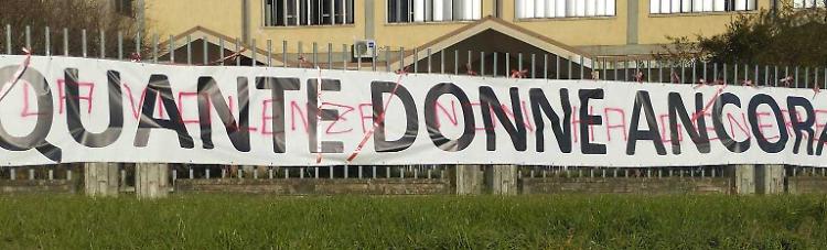 Lo striscione resta appeso: «Disturba? Ha colto nel segno»