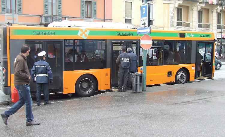 Litigano a bordo, poi picchiano l’autista