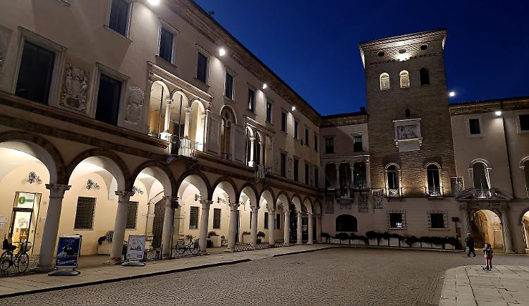 Il municipio di Crema è giallo mimosa