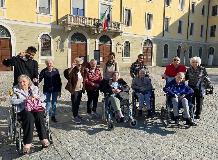 Nonni della rsa a passeggio per la città