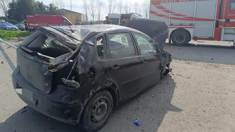 Fuori strada sulla provinciale, 24enne ferito